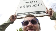 Demonstrace proti kácení v národním parku Šumava, před budovou ministerstva životního prostředí v Praze