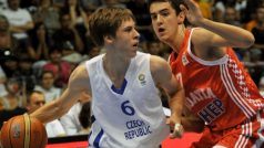 Český basketbalista Radovan Kouřil (vlevo) v souboji o míč s Domagojem Bosnjakem z Chorvatska