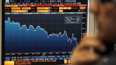 Obchodník v Intesa Sanpaolo bank v Miláně. Burza. Ekonomika