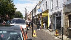 Vydrancovaný obchod v Clarence road v londýnském Hackney