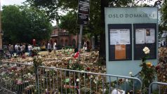 Okolí kostela Domkirke v Oslu je stále zasypané květinami
