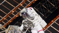 Astronaut A. Feustel ve volném kosmickém prostoru