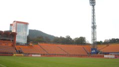 Stadion v Piatra Neamt má sice nový plášť, ale pro fotbal bohužel také atletickou dráhu