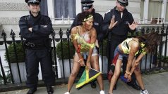 Londýnský karneval provázejí letos nebývale přísná bezpečnostní opatření.