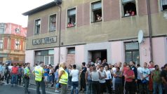 Romové se shromáždili u ubytovny Sport