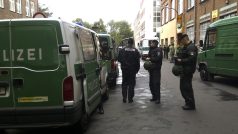 Policisté před islámským kulturním střediskem ve čtvrti Wedding