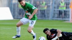 David Lafata z Jablonce obchází slávistického brankáře Kamila Čontofalského a dává svou druhou branku v utkání