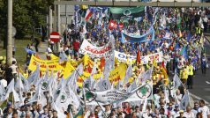 Podle odhadů organizátorů až 30 tisíc demonstrantů ve Vratislavi protestuje proti bídě a obohacování už bohatých.