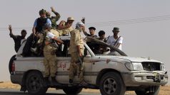 Libyjští povstalci před městem Bání Válíd