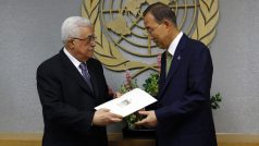 Mahmúd Abbás předává žádost o přijetí Palestiny do OSN generálnímu tajemníkovi organizace Pan Ki-munovi