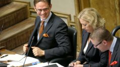 Finský premiér Jyrki Katainen (vlevo) na zasedání parlamentu v Helsinkách