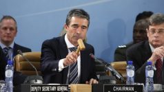 Generální  tajemník NATO Anders Fogh Rasmussen řídí jednání ministrů  obrany členských zemí v Bruselu