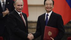 Ruský premiér Vladimír Putin (vlevo) se setkal se svým čínským protějškem Wen Ťia-paem v Pekingu.