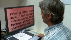Vedoucí zlínského Tyfloservisu Petr Mach u čtecího stroje pro osoby těžce zrakově postižené