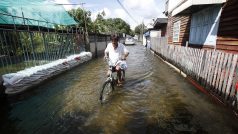 Cyklista v provincii Nonthaburi se brodí rozvodněnou řekou