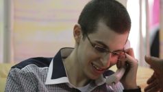 Gilad Šalit krátce po propuštění telefonuje se svými rodiči