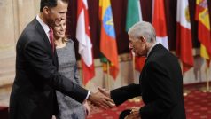 Španělský korunní princ Felipe si podává ruku se zpěvákem Leonardem Cohenem