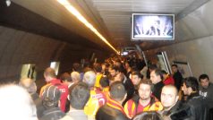 Fanoušci Galatasaray Istanbul čekají na metro