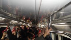 Fanoušci Galatasaray Istanbul v metru nejen fandí, ale občas se i poperou