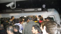 Fanoušci Galatasaray Istanbul při tlačenici v metru používají i pěsti