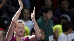 Petra Kvitová děkuje divákům za podporu ve vítězném semifinále Turnaje mistryň
