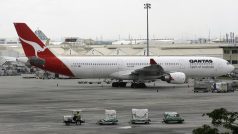 letoun společnosti Qantas na letišti v Manile před startem