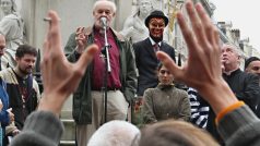 Londýnský biskup Richard Chartres mluví s demonstranty před katedrálou sv. Pavla