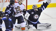 Brankář Winnipegu Jets Ondřej Pavelec tentokát střelu Floridy kryje