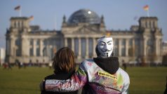 Protestující před budovou Reichstagu