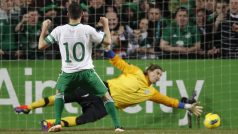 Irský fotbalista Robbie Keane střílí jednu ze svých dvou branek do sítě Estonska