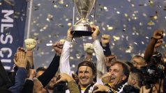 David Beckham s trofejí pro vítěze MLS