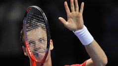 Tomáš Berdych zdraví diváky po výhře nad Srbem Jankem Tipsarevičem