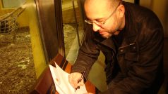Ředitel Zoo Praha Miroslav Bobek. Poslední administrativní záležitosti před odjezdem ze Španělska zpět do Prahy