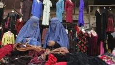 Afghánské ženy v burkách nakupují zboží z &#039;druhé ruky&#039; v ulicích Kábulu