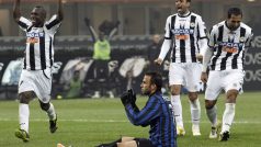 Giampaolo Pazzini z Interu Milán neproměnil proti Udine penaltu a pohřbil tak naději na vyrovnání