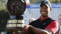 Tiger Woods s trofejí pro vítěze turnaje v Thousand Oaks