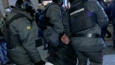 Policie opět zatýká opoziční aktivisty, kteří protestují proti nečestným volbám