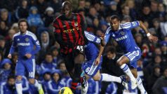 Ashley Cole z Chelsea pronásleduje Maria Balotelliho z Manchesteru City