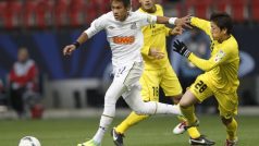 Brazilec Neymar (v bílém) z FC Santos na mistrovství světa klubů v Japonsku