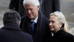 Americká ministryně zahraničí Hillary Clintonová s manželem a bývalým prezidentem USA Billem Clintonem přichází na Pražský hrad na pohřeb Václava Havla