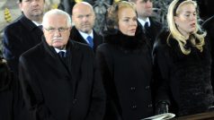 Prezident republiky Václav Klaus, manželka zesnulého Václava Havla Dagmar a její dcera Nina stojí během mše ve svatovítské katedrále