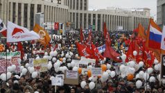 Protesty proti výsledkům parlamentních voleb v Moskvě doprovázejí plakáty, vlajky i balónky