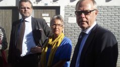 Rodiče  Johana Perssona se švédským velvyslancem v Etiopii před budovou soudu v Addis Abebě