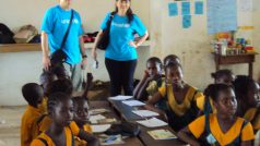 Žáci 5.B v Makeni a v pozadí vyslanec Dobré vůle UNICEF