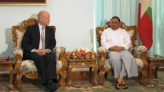 Britský ministr zahraničí William Hague a jeho barmský protějšek Wunna Maung Lwi