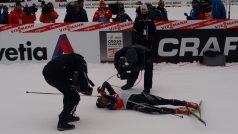 Vyčerpaný Dario Cologna v cíli sedmé etapy Tour de Ski z Cortiny do Toblachu