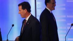 Republikánští prezidentští kandidáti Rick Santorum (vlevo) a Mitt Romney se míjejí o přestávce mítinku v New Hampshire