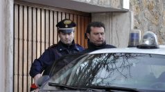 Policie eskortuje kapitána lodi Costa Concordia Francesca Schettino.