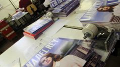 Pokud kontrola proběhne bez připomínek, poté může dojít ke kompletaci vinylu s obalem