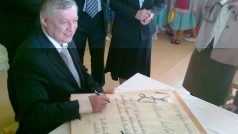 Anatolij Karpov přebírá záštitu nad šachovou školou v Buštěhradě